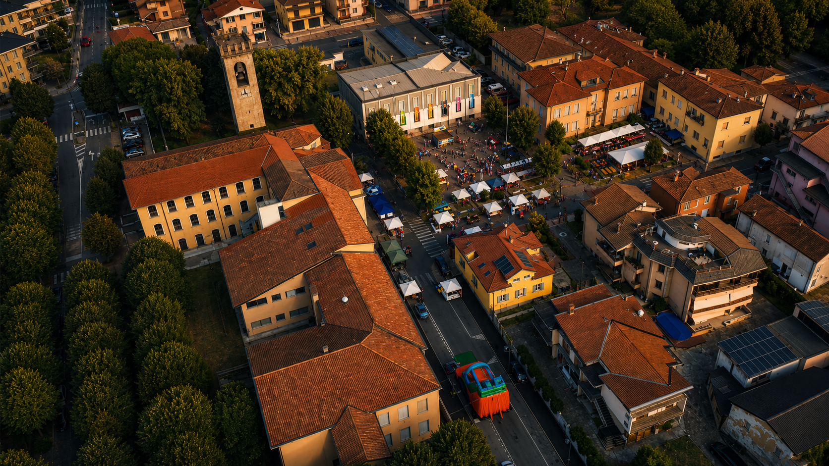 Veduta aerea di Calusco d'Adda durante una festa di paese al tramonto